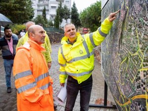 Başkan Soyer’den yağmur altında İZSU mesaisi