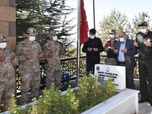 Şehit Eren Öztürk, şehadetinin ikinci yılında kabri başında anıldı