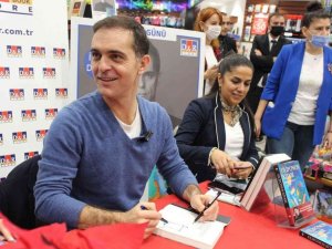 Pedro Alonso Akasya AVM’de okuyucularıyla bir araya geldi