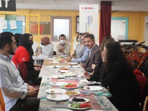 Başkan Deveci üniversiteli gençlerle buluştu