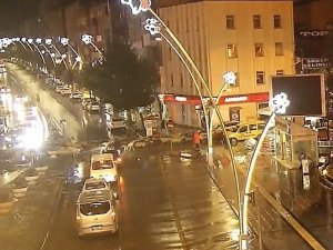 Şehir merkezinden geçen koyun sürüsü ilginç görüntüler oluşturdu