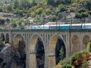 Asırlık ’Varda Köprüsü’ne yoğun ilgi