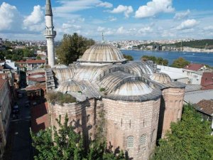 5 asırlık caminin içinde gizemli mezar