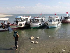 Van Gölü’nde kuraklık etkisi: Balıkçı tekneleri limana yanaşamadı