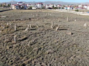 5 asırlık mezar, insan boyunu aşan taşları ile dikkat çekiyor