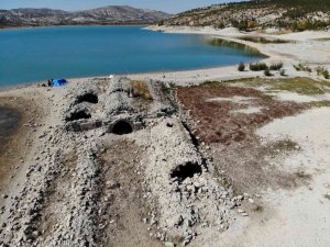 Sular çekilince ortaya çıkan Altınapa Hanı bütün olumsuzluklara rağmen ayakta