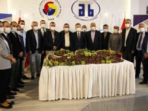 Aydın’da sezonun ilk kestanesi Aydın Ticaret Borsası tarafından 120 TL’ den alındı
