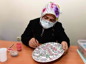 Yıldırımlı kadınlardan çini sanatına büyük ilgi