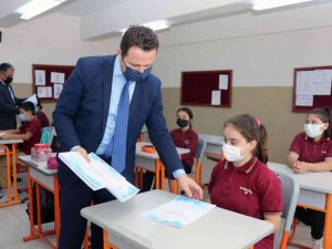 Ortaokul öğrencilerine LGS soru fasikülleri dağıtılıyor