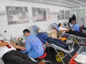 Başkan Akkaya ve belediye personelinden kan bağışı