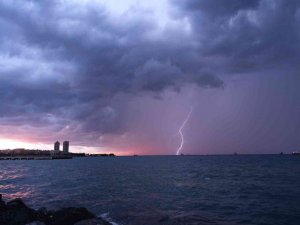 İskenderun Körfezi’nde gün batımında şimşekler görsel şölen oluşturdu