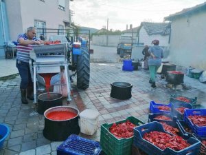 İmece usulü ile salça yapıyorlar