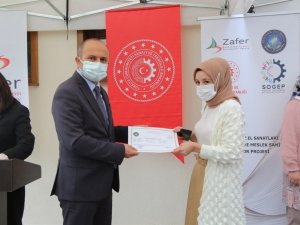 Kadın kursiyerler sertifikalarını aldı