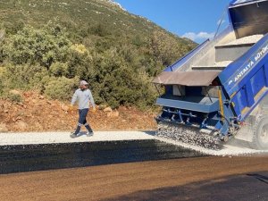 Kaş Yeniköy grup yolunda asfalt çalışması
