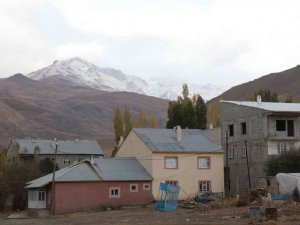 Başkale’deki İspiriz Dağı beyaza büründü