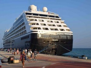 Zenginler Gemisi’ Azamara Journey Kuşadası’nda