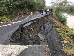 Salıpazarı’nda yol çöktü