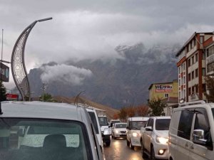 Sümbül Dağı’na mevsimin ilk karı yağdı