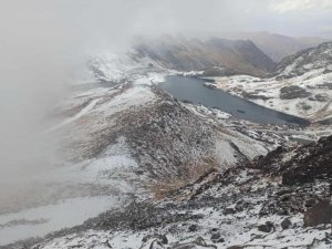 Yüksekova’nın yüksek kesimlerine mevsimin ilk karı yağdı