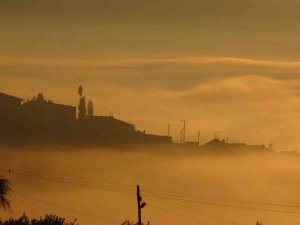 Yüksekova’da etkili olan sis kartpostallık görüntüler oluşturdu