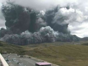 Japonya’da volkanik hareketlilik alarmı: Aso Yanardağı’nda patlama meydana geldi