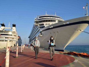 Kuşadası’nda iki kruvaziyer gemisi limana yanaştı