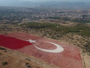 Dünyanın en büyük bayrağı boyanıyor