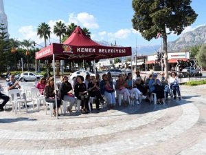 Kemer’de meme kanseri farkındalık etkinliği