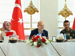 Bakan Soylu, evlat nöbeti tutan ailelerle kahvaltıda buluştu