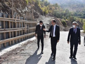 Kaymakam Mete, yapımı devam eden Derince grup yolunda incelemelerde bulundu