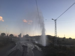 Elazığ’da boru patladı, su metrelerce yükseldi