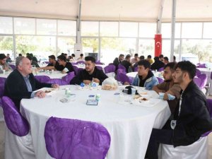 Başkan Öndeş üniversite öğrencileri ile yemekte buluştu