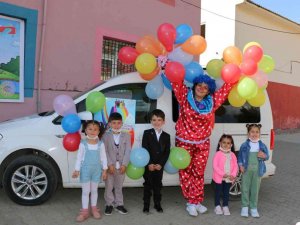 Uludere’de gönüllü öğretmenlerden gezici çocuk tiyatrosu
