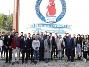 Şaphane MYO’yu kongrede temsil eden öğrencilere ödül