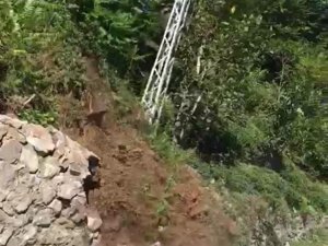 İstinat duvarı domino taşı gibi yere yıkıldı, o anlar ise kameralara anbean yansıdı