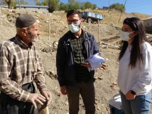 Muş’ta sağlıkçılar vatandaşlara aşı hizmeti ulaştırmak için kapı kapı geziyor