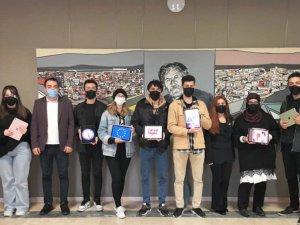 DPÜ Güzel Sanatlar Fakültesi öğrencilerine çizim tablet verildi