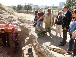 Başkan Seçer, 9 bin yıllık Yumuktepe Höyüğünü gezdi