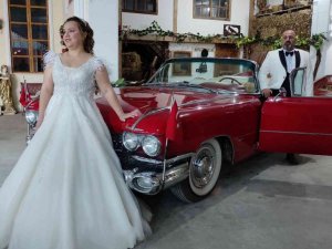 Klasik otomobillerle dolu garaj, fotoğraf çektirmek isteyenlerin akınına uğruyor