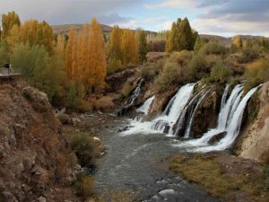 Muradiye Şelalesi’nde sonbahar güzelliği