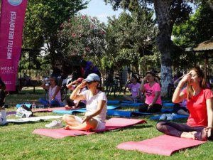 Meme kanserine yoga yaparak dikkat çektiler