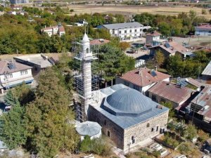 Leyleklerin yuva yapması nedeniyle yenileme çalışmaları ertelenen 386 yıllık caminin restorasyonu tamamlandı