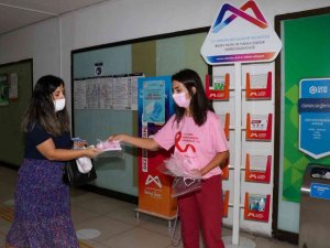 Büyükşehir Belediyesi, meme kanserine dikkat çekmek için pembe maske dağıttı