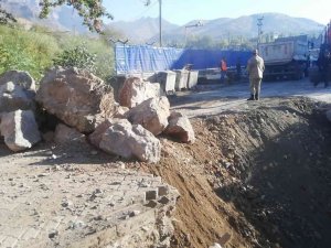 Gece çöken köprü sabaha kadar onarılarak yeniden ulaşım sağlandı