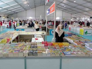 Osmaniye’de ‘Kitap Fuarı’ kitapseverlere kapılarını açtı