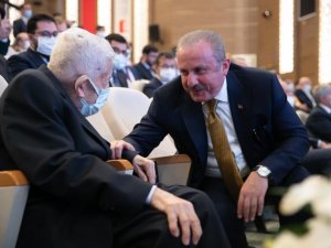 Recai Kutan: “Erbakan yeri geldi milletine, İslam alemine selam durdu, yeri geldi ırkçı emperyalizmin desiselerine karşı durdu”