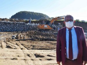 Şehit Mezarlığı’nın duvarları örülüyor