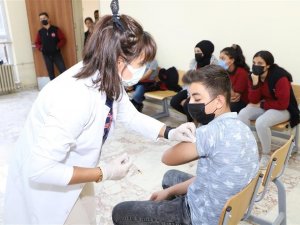 Okullarda aşı çalışmaları devam ediyor