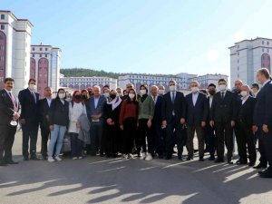 Binali Yıldırım’ı karşısında görünce telefona sarılıp babası ile görüştürdü