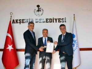Başkan Akkaya’ya Kızılay’dan bronz madalya